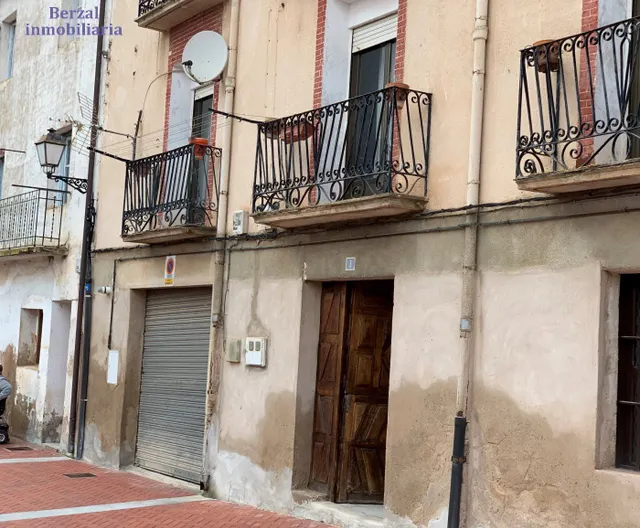 Casa de pueblo en venta en Entrena. Para reformar, con muchas posibilidades, — 2