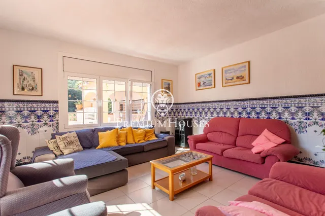 Casa independiente con piscina interior y jardín en venta en Calella — 4