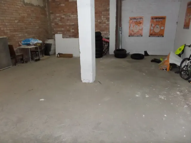 LOCAL COMERCIAL DE MAS DE 300 M2 — 17