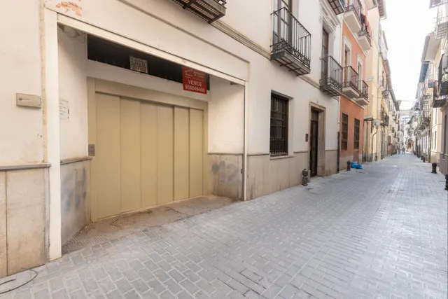Piso en esquina con terraza y vistas a Plaza Mariana Pineda, Granada — 40