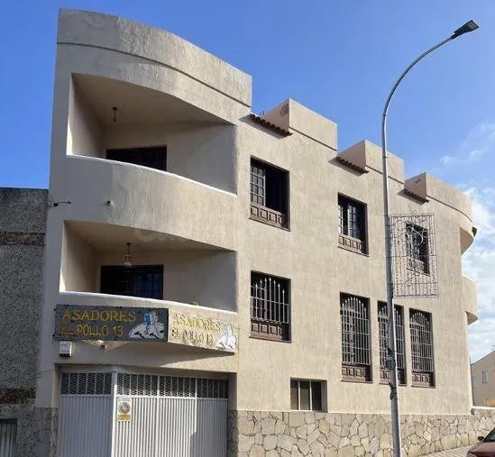 SE VENDE casa adosada OKUPA en Ahoren Nº S/N Santa Cruz de T