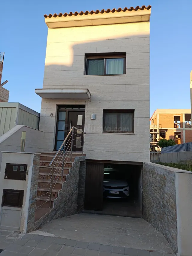 Preciosa casa moderna con piscina en la zona nueva a un paso - foto 4