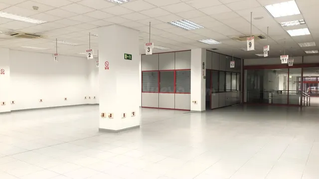 AMPLIO LOCAL COMERCIAL CON UNA SUPERFICIE DE 955 M2 Y RECAYE - foto 4