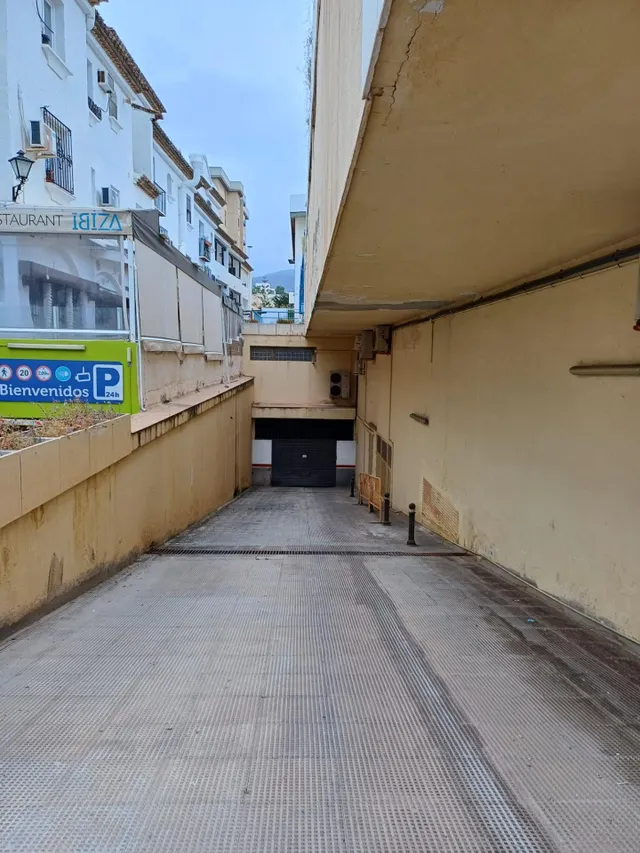Oportunidad Única en el Centro de Torremolinos: Amplia Plaza de Garaje — 5