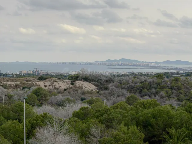 Orihuela Costa! Espectacular apartamento con amplios espacios + gran terraza con vistas despejadas y laterales al mar + Parking comunitario + Piscina comunitaria con zonas ajardinadas — 3