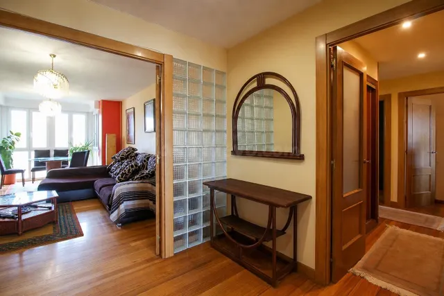 LUMINOSA VIVIENDA CON TERRAZA Y PLAZA DE GARAJE EN PEÑACASTI - foto 4