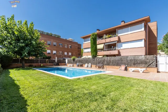EN EXCLUSIVA!!!! ESPECTACULAR BAJOS CON TERRAZA DE 170 M2 .  - foto 2