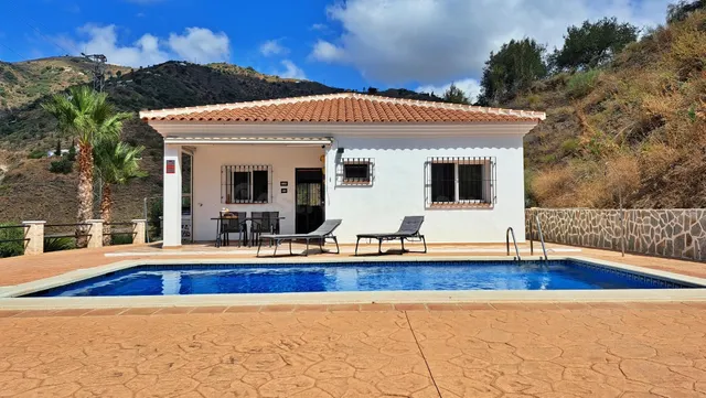 Encantadora Casa de Campo en Arenas: 3 Dormitorios, Piscina 