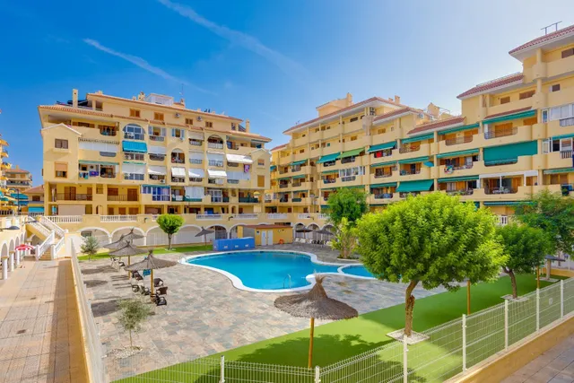 Apartamento de 1 dormitorio con plaza de garaje y piscina comunitaria en La Mata — 2