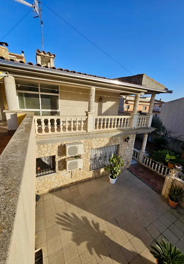 ESPECTACULAR CASA DE DOS PLANTAS CON TERRENO DE 550M2 EN VEN - foto 3