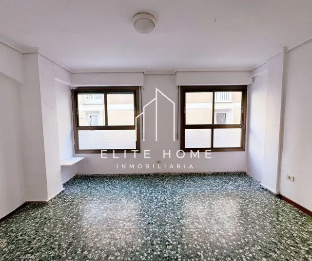 AMPLIO ENTRESUELO EXTERIOR IDEAL PARA VIVIENDA EN PLENO CEN