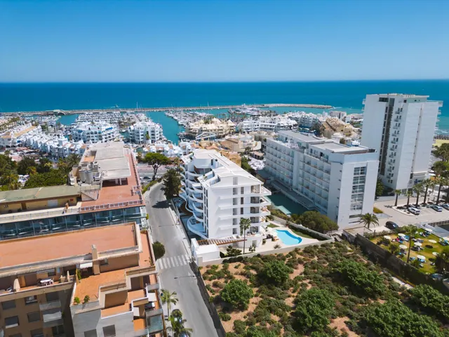 VENTA DE PISO EN PLANTA BAJA EN BENALMÁDENA COSTA. ¡PISO DE LUJO! 2 DORMITORIOS, TERRAZA Y PARKING. — 14