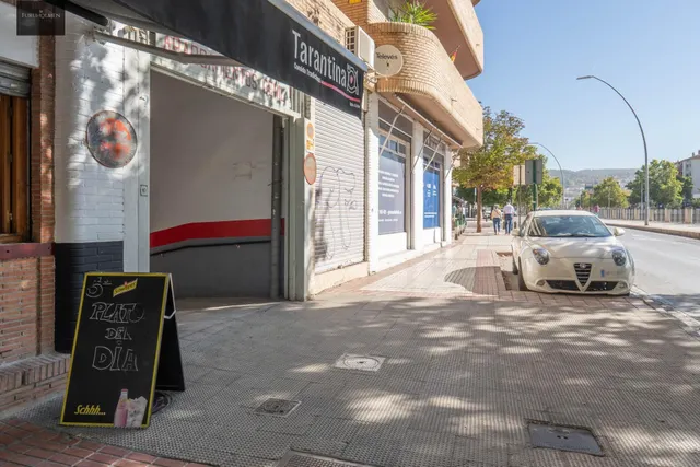 Plaza de garaje cerrado con estanterías en parque Genil cerca de Hospital La Inmaculada — 30