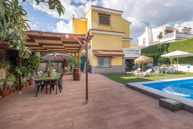 CHALET CON PISCINA Y JARDÍN A SOLO 10 MINUTOS DE GRANADA — 11