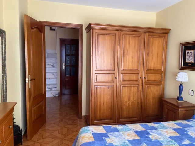 SE VENDE DÚPLEX AMUEBLADO. COCINA, SALÓN, 3 HAB., 2 BAÑOS, TRASTERO Y PLAZA DE GARAJE. — 10