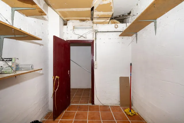 Local comercial junto a calle Alhamar. Ideal para oficina, despacho o almacén. Muy económico — 9