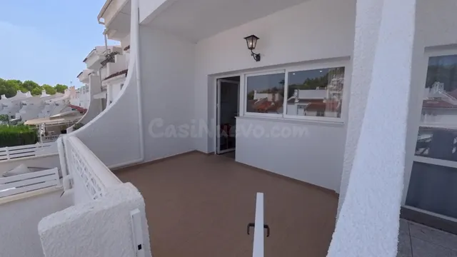Adosado reformado de tres habitaciónes más apartamento con parking y piscina comunitaria. — 3