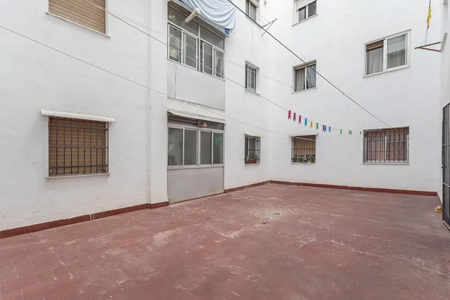 AMPLIO PISO JUNTO A EL CORTE INGLES EN JAEN — 8