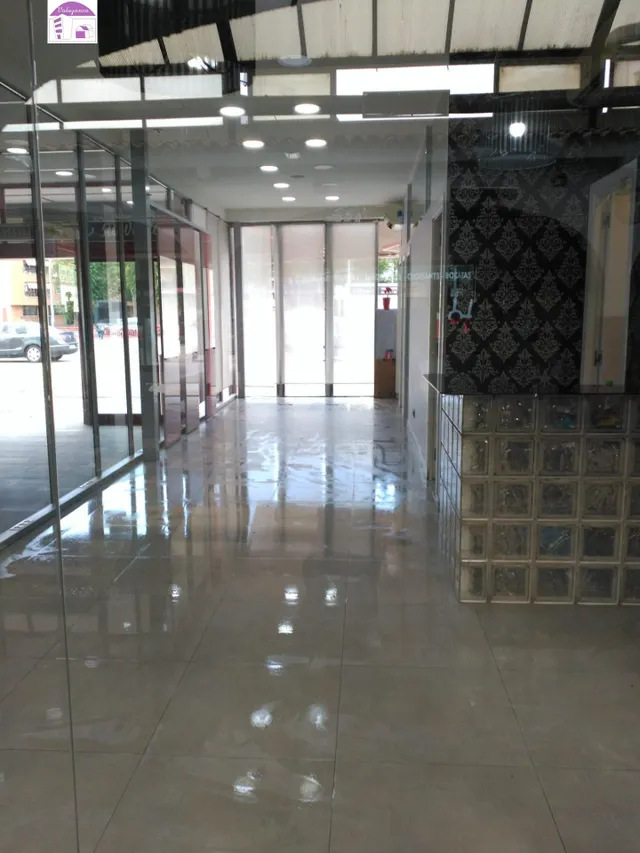 ***VALAZANCA  VENDE  EXCELENTE LOCAL*** — 8