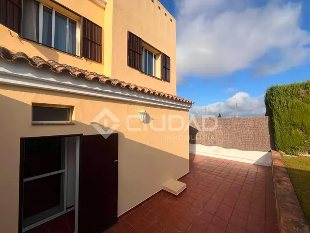 Castillete de esquina con amplio espacio exterior — 31