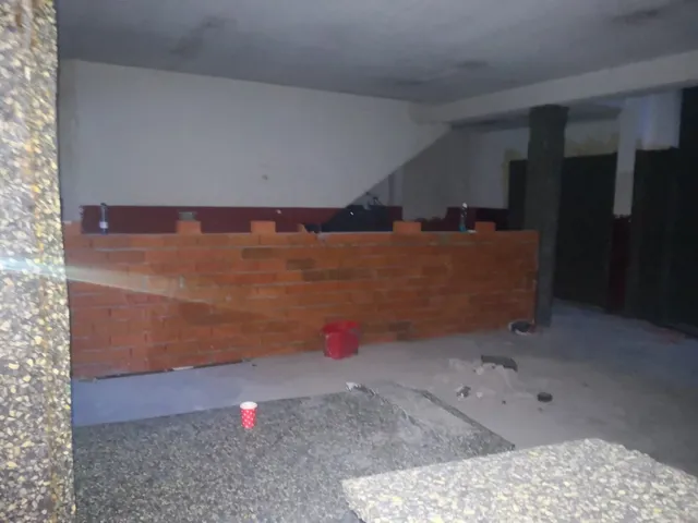 LOCAL AMPLIO CON SALIDA DE HUMOS — 11