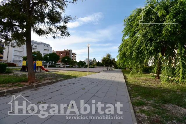 Playa a escasos 100 metros en este luminoso apartamento con terraza y piscina — 38