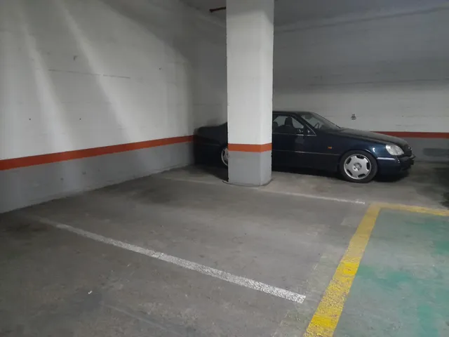 Gran plaza de parking de 15m2 cerca de la estación de tren de Sants - Barcelona — 3