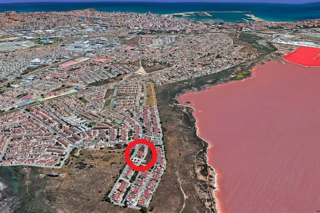 Bungalow reformado con 2 dormitorios, 1 baño y una amplia terraza frontal. Zona tranquila cerca de colegios y con buenas conexiones de transporte público. — 35