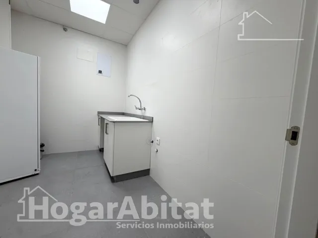 Estrena diseño y máxima eficiencia en esta moderna planta baja reformada con piscina y garaje — 29