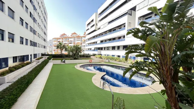 Ático único con solárium privado en zona privilegiada de Est