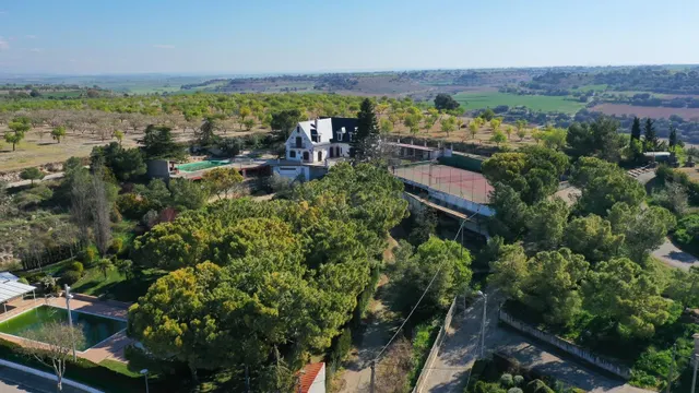 Finca rústica singular en parcela de 2.296 m2 con piscina, amplio garaje y pista de tenis. — 4