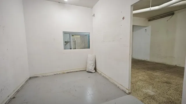 Local en venta para reformar en la calle Salinas, Vila de Gràcia. — 9