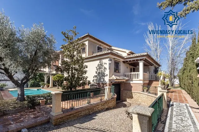 INCREÍBLE CHALET INDEPENDIENTE EN ZONA PRIVILEGIADA — 2