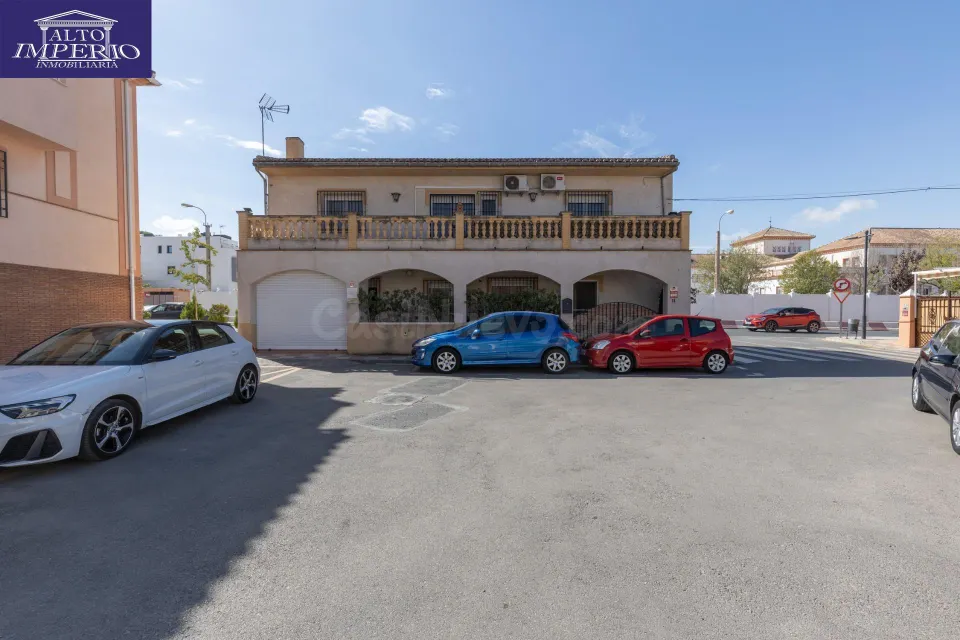 Casa en Armilla con terraza, patio y amplia cochera