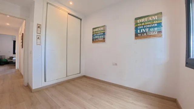 Amplio apartamento de esquina en planta baja con parcela y estudio exterior — 24