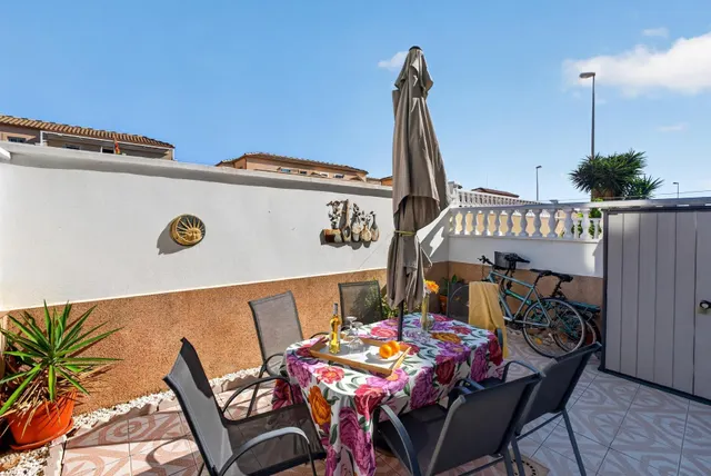 Villas Don Sancho V – Coqueto apartamento en planta baja con jardín, terrazas y piscina comunitaria. 2 dormitorios — 23