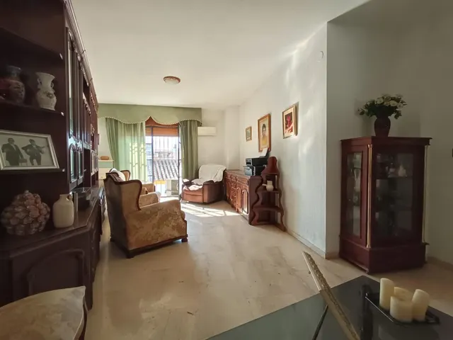 El verdadero lujo en el Realejo es tener tu propia cochera y compartir el edificio con un solo vecino. — 7