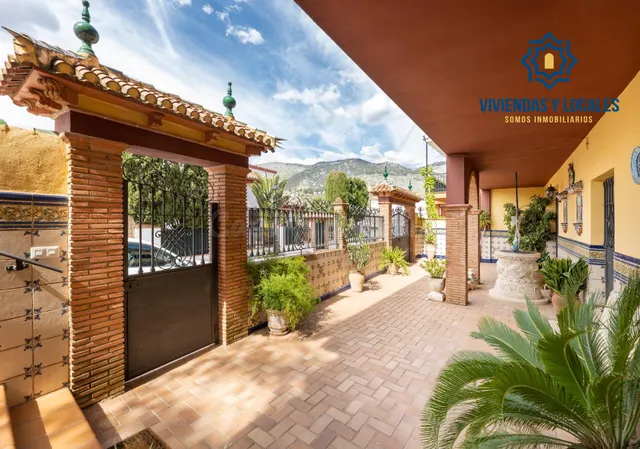 Espectacular chalet independiente con piscina en Alfacar - foto 4