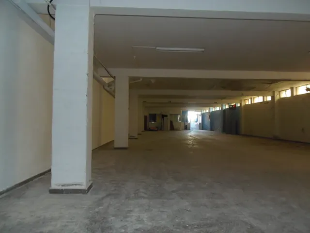 LOCAL ACONDICONADO  DE 400MTRS NECESITA REFORMAS SE DA CARENCIA, BIEN SITUADO  ES PLANTA SEMI SOTANO, CON OFICINAS Y BAÑOS, ZONA LA PAZ — 4