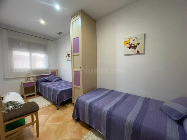 Apartamento reformado de 2 dormitorios con piscina comunitaria — 11