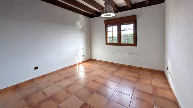 Chalet con piscina, gran parcela y excelente ubicación junto - foto 4