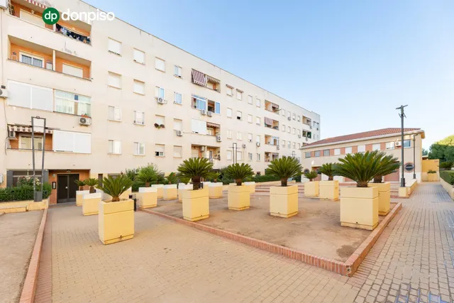 IVIENDA DE VPO, Piso de 3 dormitorios y 2 baños, con cochera junto al Parque de Bomberos. — 25