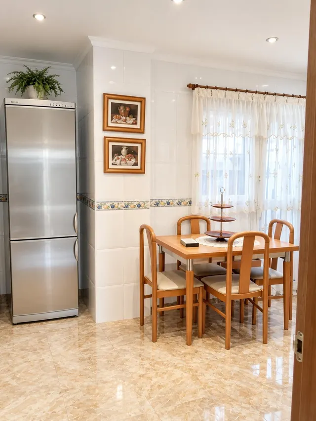 Chalet adosado con piscina y jardín en Urbanización San Luis, Málaga — 7