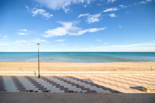 EXCLUSIVA FRENTE AL MAR CON TERRAZAS, LUZ CRUZADA Y CUATRO DORMITORIOS –  PRIMERA LÍNEA DE MAR Y GARAJE. — 3