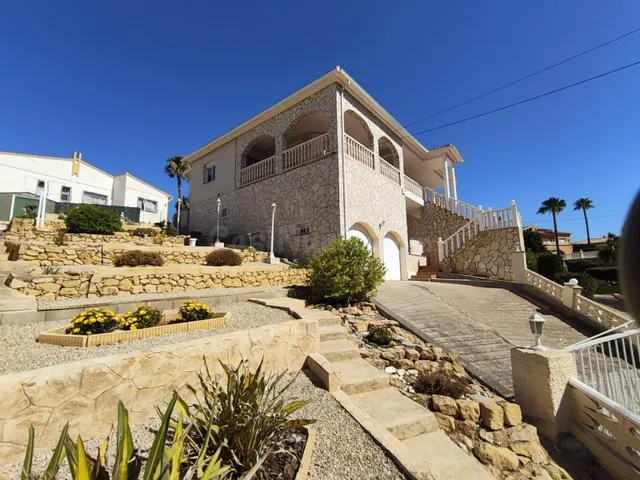 Chalet independiente en La Nucia. Urbanizacion Panorama
