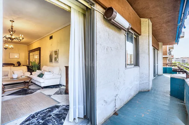 Vivienda señorial de 262 m2 en Ronda de Capuchinos — Casco A - foto 2