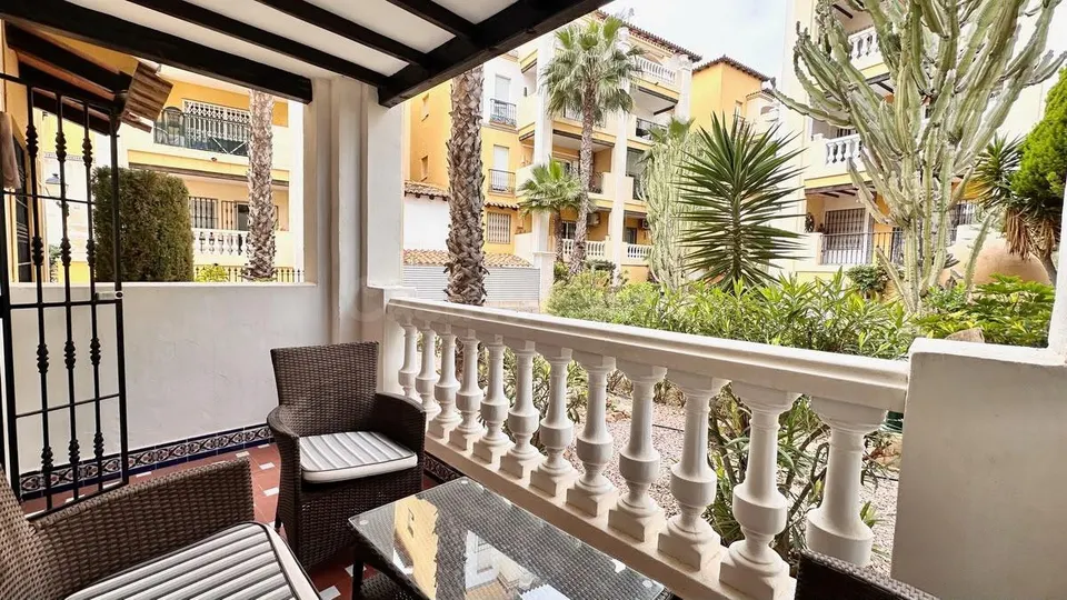 Apartamento con terraza, provincia de Alicante, Torrevieja. 2 habitaciones, 63 m2, 200 metros al mar.