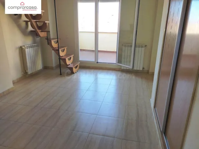 Ático Dúplex en Valdeacederas con Amplia Terraza y Comodidades Modernas — 4