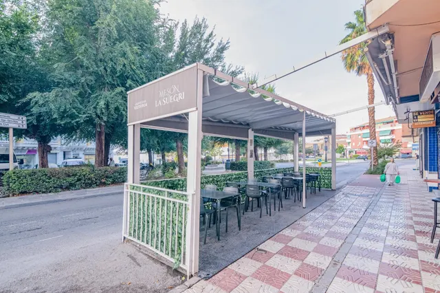 Bar en funcionamiento con local en propiedad, terraza y negocio completo en Atarfe — 2