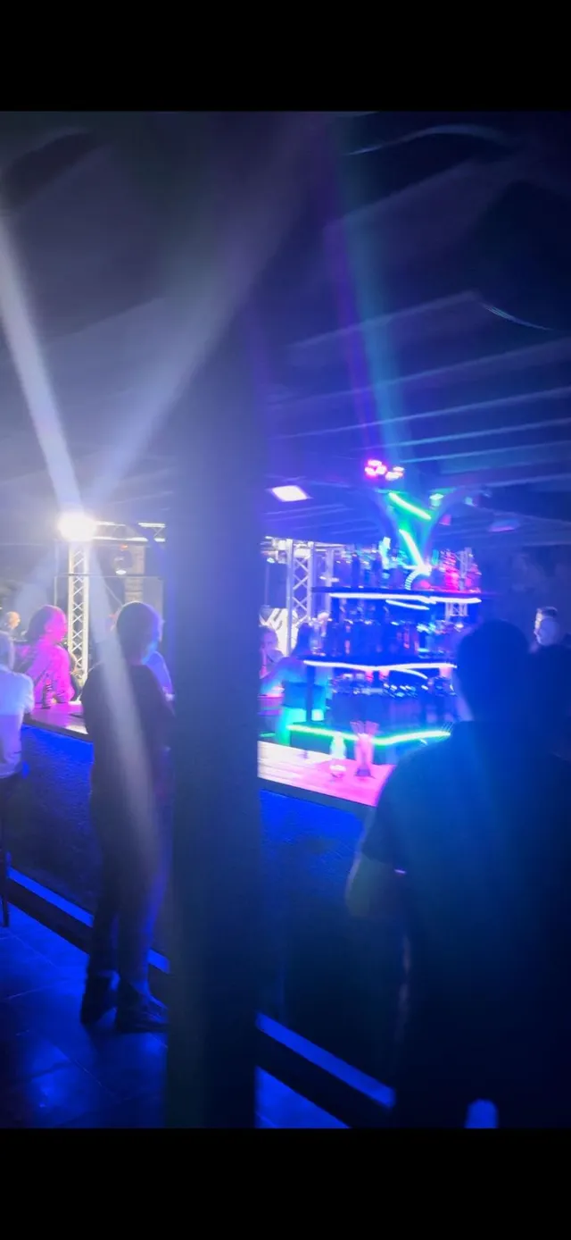 Esta es tu oportunidad de tener la mejor discoteca de la Vega Baja (Cox-Albatera) . Discoteca con Piscina , Jardines  , Cabañas Vip , Sala interior . Con un total de  3000 m2  totalmente montados , c — 12